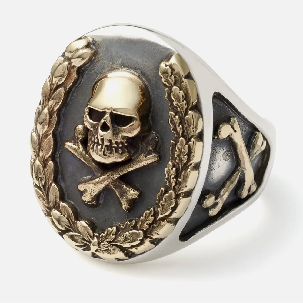 The Great Frog skull and wreath in silver and gold. Size 8.5.